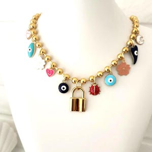 Collar Candado Dorado con Multi Encantos en Oro, Vintage