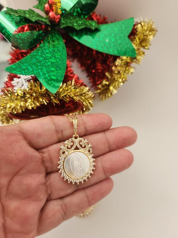 Virgen de Guadalupe, medalla en madre perla con la imagen de la Virgen de Guadalupe, Baño de Oro 18k , Collar Virgen María, Regalo para ella