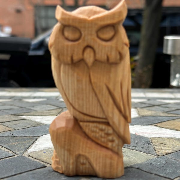 Hand geschnitzte hölzerne Eule | Eulenfigur | Eulen-Liebhaber Geschenk | Waldvogel Schnitzerei | Skurrile Eulen-Statue | Holz Eule Figur | Eule Skulptur
