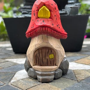 Handgeschnitzte hölzerne Skulptur aus Holz, Pilzhaus - Feengarten, Gnomhaus, wunderliche Waldminiatur, einzigartiges Schnitzgeschenk