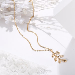 Dainty Leaf Necklace