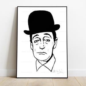 Può includere: Disegno in bianco e nero di una persona con un cappello. La persona ha un'espressione seria e guarda direttamente lo spettatore. Il disegno è su sfondo bianco.