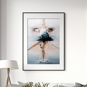 Op de afbeelding: Een schilderij van een kunstschaatser in een zwart pakje en witte schaatsen, die een beweging uitvoert op een blauwe en witte achtergrond.