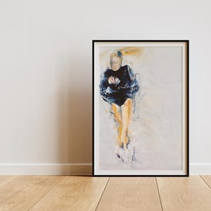 Puede incluir: Una pintura enmarcada de una mujer con un vestido negro con los brazos cruzados frente a ella. El fondo es un lavado claro de blanco y amarillo.