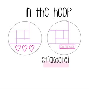 Könnte beinhalten: Zwei schwarz-weiße Kreise mit einem Gittermuster im Inneren. Der Kreis links hat drei rosa Herzen unten. Der Kreis rechts hat den Text "Kiss the Cook" in einem rosa Rechteck. Der Text "in the hoop" befindet sich über den Kreisen und der Text "stickdatei" unter den Kreisen.