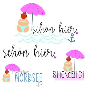 Könnte beinhalten: Eine digitale Illustration einer Strandszene mit einer Frau, die unter einem rosa Sonnenschirm sitzt. Der Text "schön hier" ist in schwarzer Kursivschrift geschrieben. Der Text "Nordsee" ist in schwarzer Kursivschrift geschrieben, mit den Worten "schön hier" darüber. Der Text "stickdatei" ist in schwarzer Kursivschrift geschrieben. Der Text "schön hier" ist in schwarzer Kursivschrift geschrieben, mit einem rosa Herz daneben. Ein blauer Anker ist neben dem Text "schön hier" gezeichnet.
