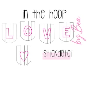 Könnte beinhalten: Ein schwarz-weißes Grafikdesign des Wortes "LOVE" in einem Reifen mit einem rosa Herzen in einem Reifen darunter. Der Text "in the hoop" befindet sich über dem Wort "LOVE" und der Text "by Stickdatei" befindet sich unter dem Herzen.