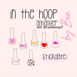 Pode incluir: Gráfico rosa claro com as palavras "in the HOOP" e "Stickdatei". A imagem apresenta sete designs de frascos de verniz com vários gráficos e texto, incluindo uma flor, a palavra "NICE", "HOT", um coração, um cogumelo, a palavra "LOVE" e uma estampa de leopardo.
