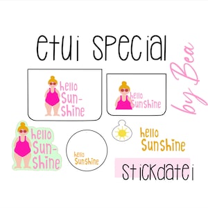 Könnte beinhalten: Eine Sammlung von Aufklebern und Designs mit Sommerthema. Die Designs umfassen eine Cartoon-Frau in einem rosa Badeanzug, die Worte "hello Sunshine" und ein Sonnensymbol. Der Text "etui SPECIAL" und "Stickdatei" sind ebenfalls vorhanden.