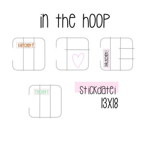 Pode incluir: Quatro quadrados de grade preto e branco com diferentes adesivos de texto coloridos. O texto nos adesivos diz "KÄFFCHEN?", "TEECHEN?", "PAUSCHEN!" e "Stickdatei 13X18". O adesivo com o texto "Stickdatei 13X18" é rosa. O adesivo com o texto "PAUSCHEN!" é azul claro. O adesivo com o texto "KÄFFCHEN?" é laranja. O adesivo com o texto "TEECHEN?" é verde. Os quadrados da grade são para bordado.