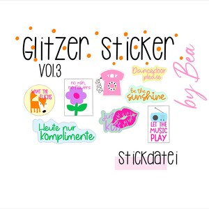 Puede incluir: Un conjunto de pegatinas coloridas con varios diseños y textos, incluyendo un zorro, una flor, un teléfono, unos labios, una radio y texto que dice "What the Fuchs", "No rain, no flowers", "Dancefloor please", "Be the sunshine", "Just kiss", "Let the music play", "Heute nur Komplimente" y "Stickdatei".