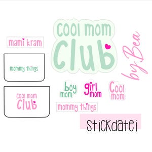 Può includere: Una collezione di grafiche testuali in vari stili e colori. Le frasi includono "Cool Mom Club", "Mommy Things", "Boy Mom" e "Girl Mom". La tavolozza dei colori presenta rosa, verde e bianco, con un simbolo a forma di cuore.