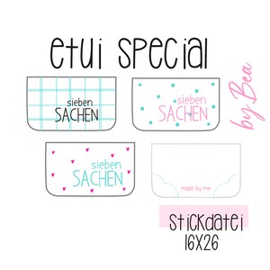 Könnte beinhalten: Vier verschiedene Designs für eine kleine Tasche oder einen Beutel mit dem Text "sieben sachen" in Blau und Schwarz. Die Designs beinhalten ein blau-weißes Karomuster, ein blaues Punkte-Muster, ein rosa Herz-Muster und ein schlichtes weißes Design mit dem Text "made by me". Der Text "Stickdatei 16X26" ist in Rosa und der Text "by Bea" ist in Schwarz.