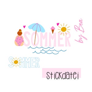 Könnte beinhalten: Ein rosa-blauer Sommer-Sticker mit dem Wort "SOMMER" in rosa Buchstaben und einer Sonne, einem Eis am Stiel und einer Frau im Badeanzug. Der Text "by Bea" ist in rosa Schrift geschrieben und der Text "stickdatei" ist in schwarz auf einem rosa Rechteck geschrieben.