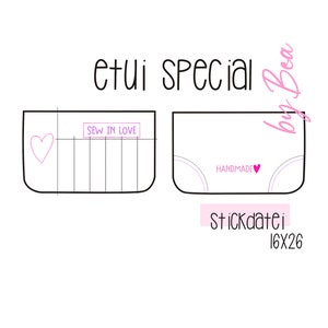 May include: A black and white line drawing of two different styles of pouches with the text "etui special by Boa" and "Sew in Love" and "Handmade" in pink. The text "Stickdatei 16x26" is also in pink.