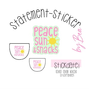 Könnte beinhalten: Ein Set mit drei Sticker-Designs mit einem hellgrünen Hintergrund und rosa Text, der "Peace sun & snacks" lautet, sowie einer gelben Sonne. Die Sticker haben die Form eines Halbkreises und eines Quadrats. Der Text "Stickdatei 10x10 13x18 16x26 Stickrahmen" ist in rosa Schrift auf einem hellrosa Hintergrund.