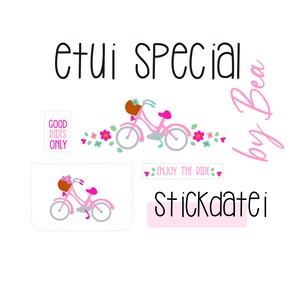 Könnte beinhalten: Ein rosa Fahrrad mit einem Blumenkorb, umgeben von rosa Blumen. Der Text "etui special by Bea" ist in rosa und schwarz geschrieben. Der Text "Stickdatei" ist in schwarz auf rosa Hintergrund geschrieben. Der Text "Good Rides Only" ist in schwarz auf weißem Hintergrund geschrieben.