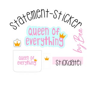 Könnte beinhalten: Ein Set aus vier rosa und blauen Aufklebern mit dem Text "queen of everything" und einer goldenen Krone. Die Aufkleber sind Teil einer Kollektion namens "statement-sticker by Bea".