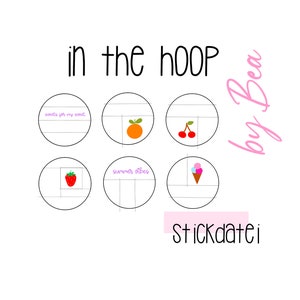Könnte beinhalten: Weiße Grafik mit dem Text "in the hoop" und "by Bea" in Rosa. Das Bild zeigt sechs kreisförmige Designs mit Illustrationen einer Orange, Kirschen, einer Erdbeere und einem Eis. Der Text "sweets for my sweet" und "summer vibes" sind ebenfalls enthalten.