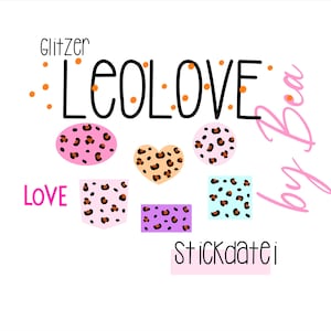 Puede incluir: Un gráfico rosa y naranja con el texto "Leo:Love" y "by Boa" en una fuente de letra cursiva rosa. El gráfico también incluye la palabra "LOVE" en rosa, "glitter" en naranja y "stickdatei" en rosa. El gráfico presenta un patrón de estampado de leopardo en rosa, naranja y azul.