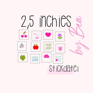 Könnte beinhalten: Ein Set mit 2,5 Zoll großen Stickern mit verschiedenen Designs, darunter Kirschen, ein Vogel, ein Herz, eine Blume, ein Schmetterling, ein Apfel, ein Pilz, ein Frosch und Text, der "Choose Love" und "Sew in Love" sagt. Die Sticker sind auf weißem Hintergrund und der Text "Stickdatei by Bea" ist in Pink geschrieben.