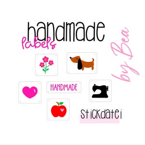 Op de afbeelding: Een verzameling rechthoekige labels met diverse iconen, waaronder een roze bloem, een bruine teckel, een roze hart, een rode appel en een zwarte naaimachine. De tekst luidt handmade labels by Bea en Stickdatei in het zwart en roze.