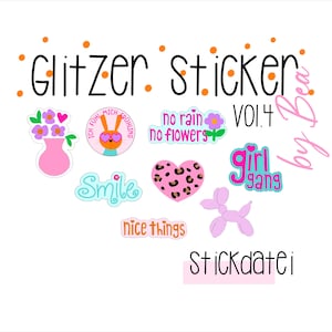 Może przedstawiać: Zestaw kolorowych naklejek z różnymi wzorami, w tym królikiem w okularach przeciwsłonecznych, sercem w panterkę, wazonem z kwiatami, zwierzęciem z balonów i tekstem, który brzmi "Girl Gang", "Smile", "No Rain No Flowers", "Nice Things" i "Ich Fühl Mich Frühling".