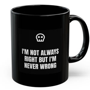 Peut inclure: Mug en céramique noire avec un symbole de crâne blanc et le texte "I'M NOT ALWAYS RIGHT BUT I'M NEVER WRONG" en blanc. La tasse a une anse incurvée et une finition brillante. Pour boissons chaudes ou froides.