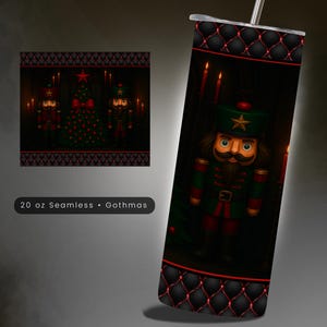 Könnte beinhalten: Ein nahtloser 20-oz-Becher mit Gothmas-Thema. Das Design zeigt einen Nussknacker-Soldaten in grüner und roter Uniform mit einem Stern auf seiner Mütze. Der Hintergrund umfasst einen Weihnachtsbaum und Kerzen, alles vor dunklem Hintergrund.