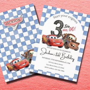 Puede incluir: Dos tarjetas de invitación de cumpleaños rectangulares con un patrón de cuadros azul claro y blanco. Una muestra el nombre Jackson en un emblema plateado y un coche de carreras rojo. La otra tiene dos coches, el texto Start your engines 3, two one, GO!, y detalles para Jackson's 3rd Birthday el sábado 17 de septiembre a las 3 PM en 123 Cars Movie Street, Cars Movie Party, FL 33142, RSVP a Mom +123-456-7890.