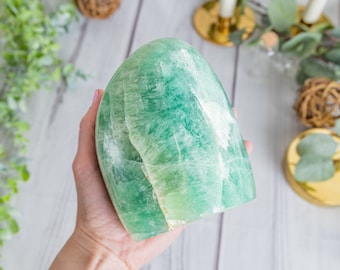 Base de fluorita verde tallada a mano - Mineral de fluorita pulida a mano - Tallado de gema de fluorita - Base de fluorita verde en bruto