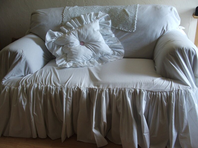 White sofa/ Slipcover /shabby chic/ sofa /ruffled