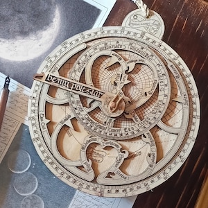 Arquivos SVG originais para Astrolábio de Madeira para o Dia dos Namorados. Ferramenta astronômica, desenhada à mão. Presente ideal para um entusiasta da astronomia
