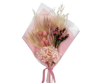 Ramo floral de primavera con flores rosas de De La Terre