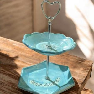 Keramik Etagere 2 stufig verschiedene Farben und Formen mit Herz Griff silber handgetöpfert neu
