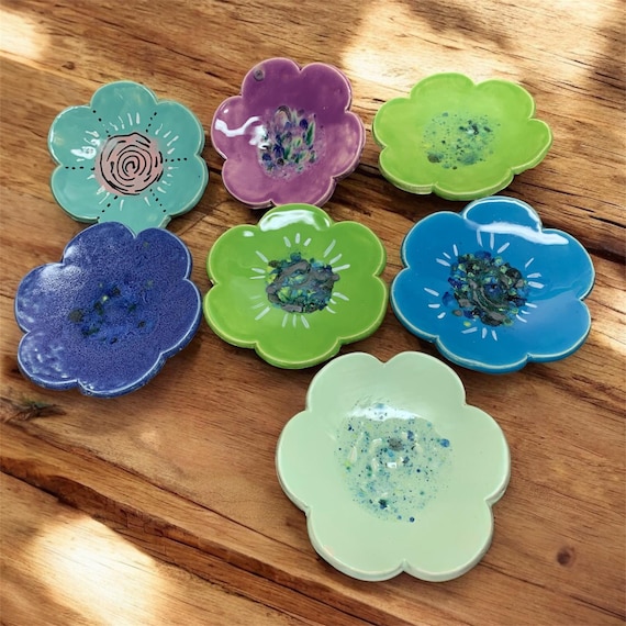Handgefertigte Keramik-Vogeltränke In Blumenform – Winterfest, Als Futterstation & Bienentränke – Für Bienen, Schmetterlinge & Vögel – 2 Stück, Grün, 15 Cm Handgefertigte Keramik-Vogeltränke In Blumenform – Winterfest, Als Futterstation & Bienentränke – Für Bienen, Schmetterlinge & Vögel – 2 Stück, Grün, 15 Cm
