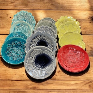 Keramik Blumen Bienentränke Insektentränke Vogeltränke für einen Stab verschiedene Muster neu Handgetöpfert