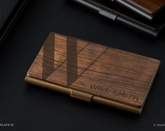 Tarjetero personalizado de madera de nogal: detalle de metal en bronce, regalo corporativo grabado.