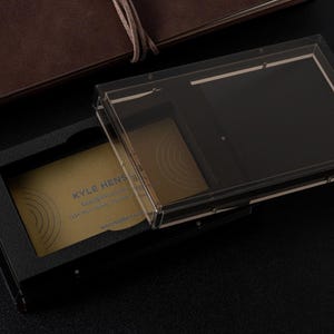 Magnetische acrylbehuizing, gepersonaliseerde rookzwarte acrylbehuizing voor visitekaartjes en kaarthouders