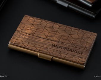 Tarjetero personalizado de madera de nogal con detalles en bronce.
