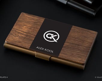 Tarjetero personalizado de madera de nogal con detalles en bronce, regalo corporativo.