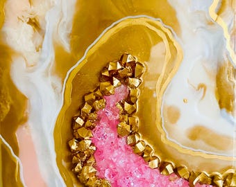 Väggkonst i hartsgeod – 12x12 målning i guld och rosa kristallagat, kustinredning, modern abstrakt konstverk