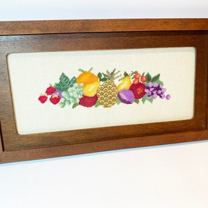 Regalo vintage de punto de aguja de frutas para su bandeja de vidrio enmarcada con manijas de latón