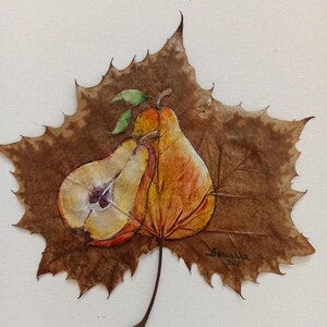 Acuarela de frutas: pintura original de una pera amarilla sobre una hoja otoñal real, arte botánico.