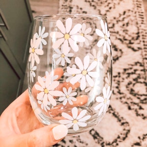 Custom Stemless Wine Glass - Daisies Floral White Yellow / gift for her / birthday gift / summer drinkware / personalized gift