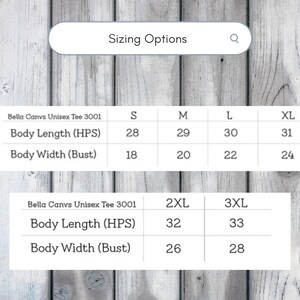 Puede incluir: Tabla de tallas Bella Canvas Unisex Tee 3001 que muestra las medidas en pulgadas para las tallas S, M, L, XL, 2XL y 3XL. Las medidas incluyen la longitud del cuerpo (HPS) y el ancho del cuerpo (busto).