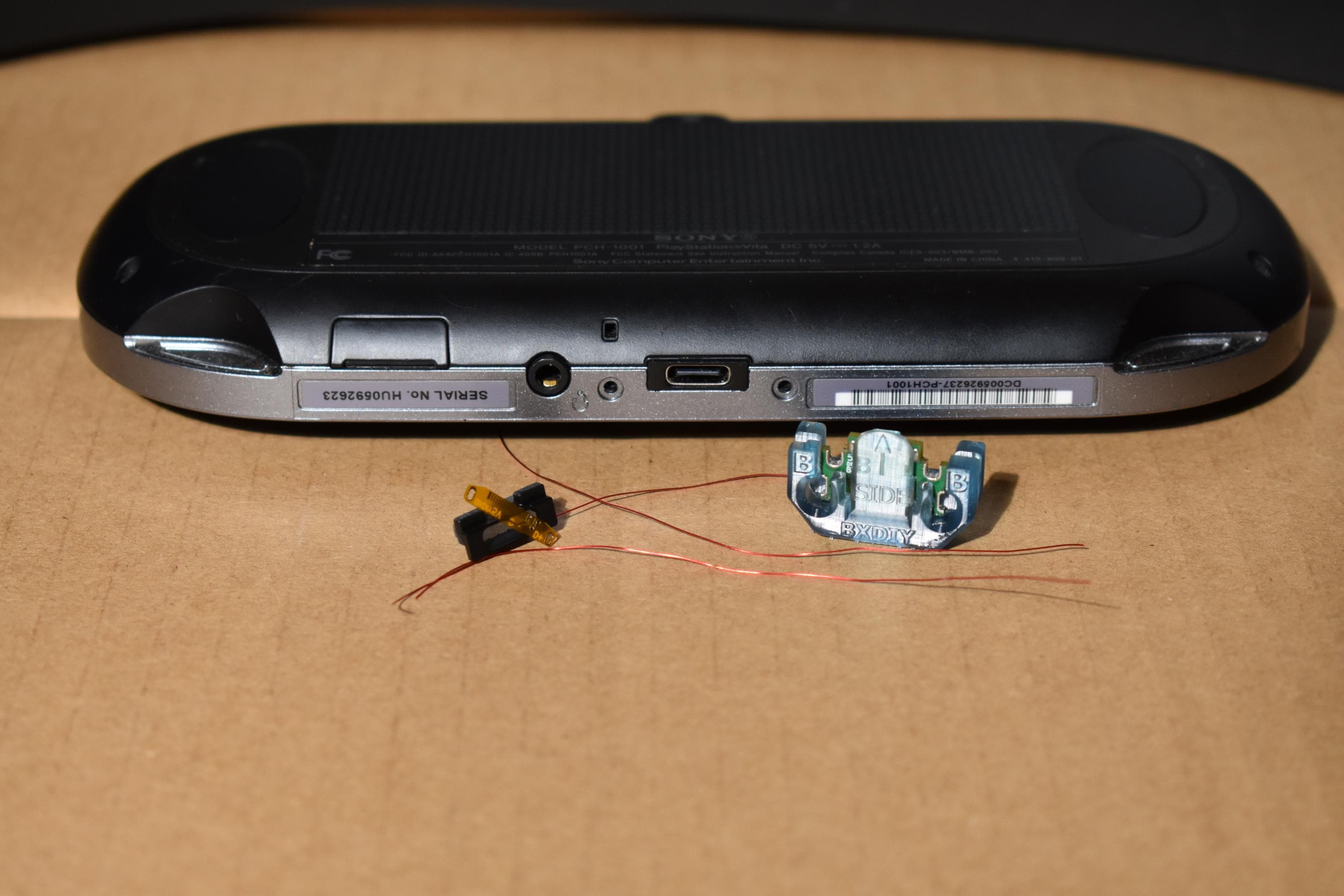 PlayStation®Vita ケース 8Gメモリ 充電器 ソフト3つ vita メモリー