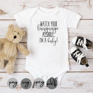 Body para bebé niña o niño con frase "Cuidado con lo que dices, idiota, soy un bebé" - SVG, PDF, PNG, JPG DESCARGAR Solo archivo de corte de silueta