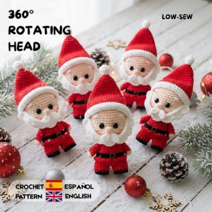 Puede incluir: Cuatro muñecos de Santa Claus tejidos a ganchillo con gorros rojos, barbas blancas y cinturones negros. El texto 360 ROTATING HEAD, LOW-SEW y CROCHET PATTERN ESPAÑOL ENGLISH es visible. Cada muñeco tiene cabeza redonda y traje rojo.