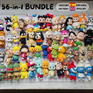 Op de afbeelding: Een 56-in-1 bundel van kleine, kleurrijke gehaakte poppen met diverse stripfiguren, waaronder dieren, mensen en fantasiefiguren. De collectie is in rijen gerangschikt op een witte ondergrond, met bovenaan de tekst 56-in-1 BUNDLE.
